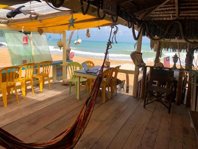 استراحتگاه Beachfront Hut Upstairs Astra   Beach Shack Chalet