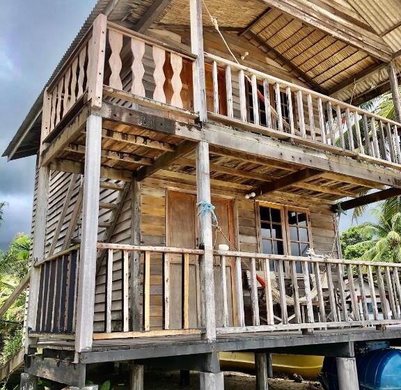 استراحتگاه Beachfront Hut Upstairs Astra   Beach Shack Chalet