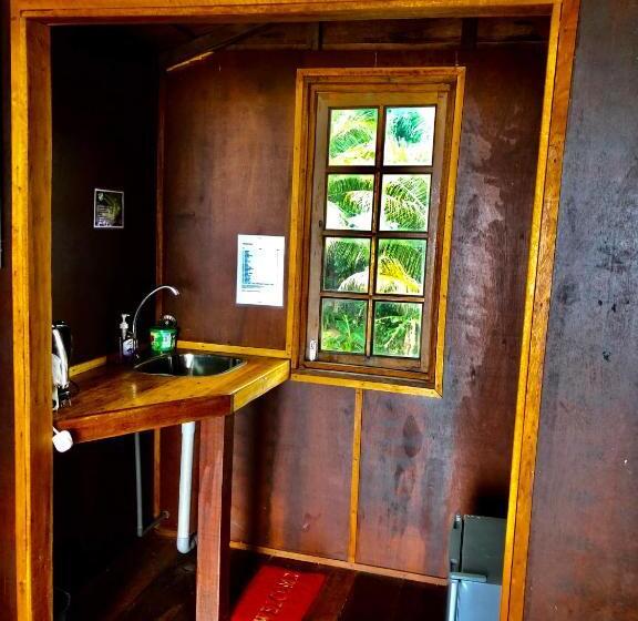 استراحتگاه Beachfront Hut Upstairs Astra   Beach Shack Chalet
