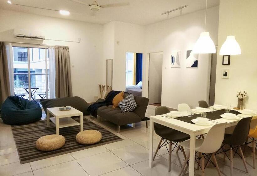 Subang City Residence, 8 9 Pax With Balcony, Walking Distance To Summit, 5min To Sunway