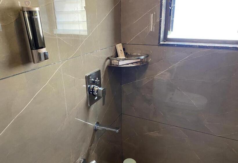 ホテル The Grand Sarovar Inn And Suites