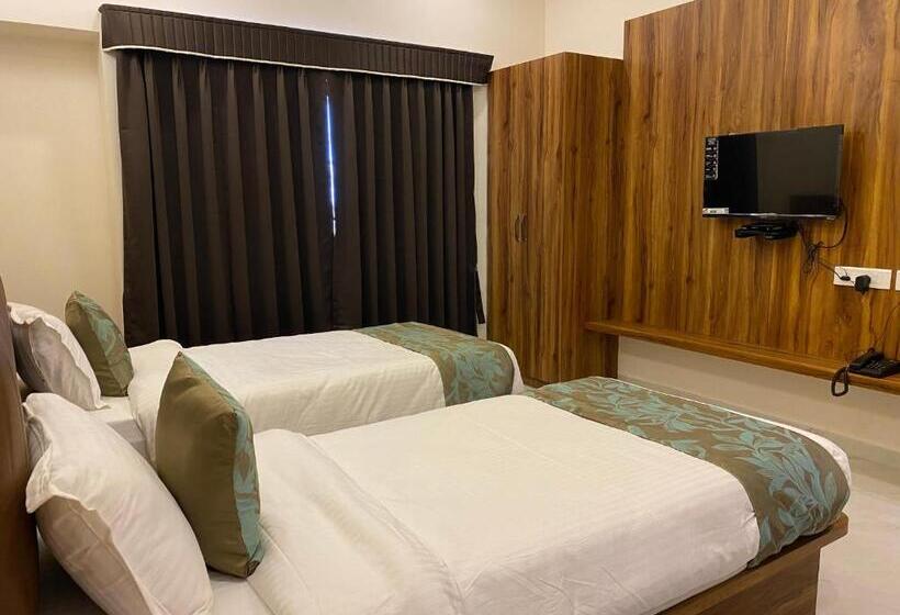ホテル The Grand Sarovar Inn And Suites