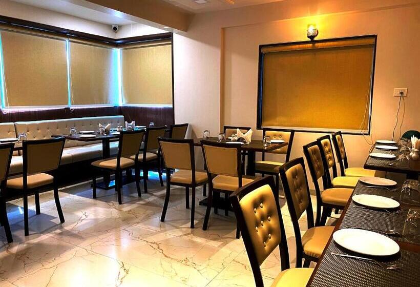 ホテル The Grand Sarovar Inn And Suites