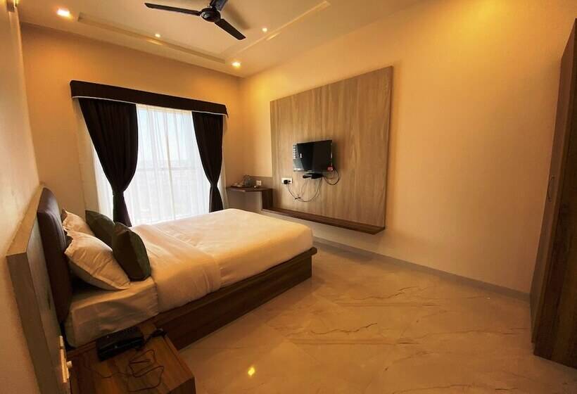 ホテル The Grand Sarovar Inn And Suites
