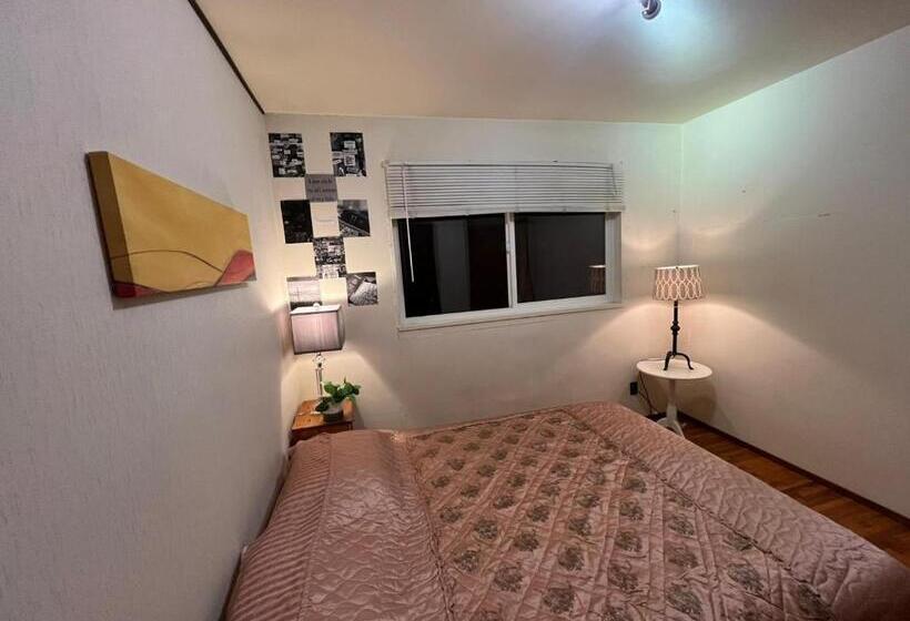 Пансион Private Queen Bed In Delta/surrey With Garden View