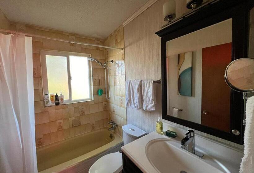 Пансион Private Queen Bed In Delta/surrey With Garden View