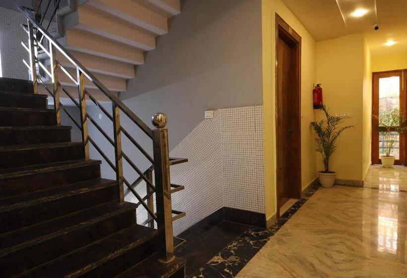 فندق B2l Hills At Tapoavn