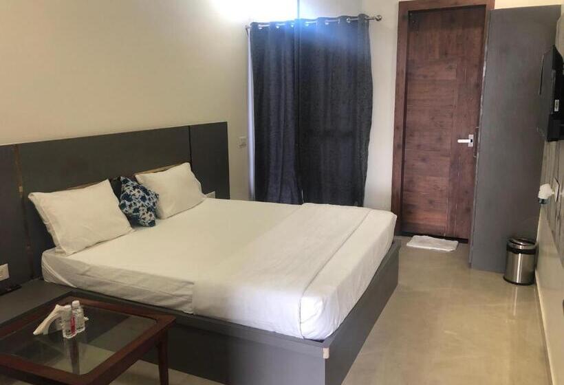 فندق C T Heights Inn