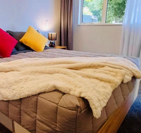 פנסיון Christchurch Airport Stop