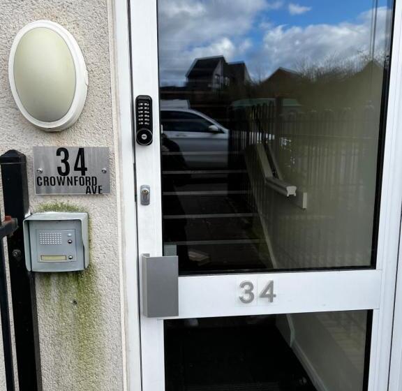 بنسيون Crownford Guesthouse   Close To Hanley Centre And University