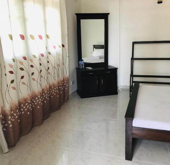 بنسيون Green Leaf   Negombo