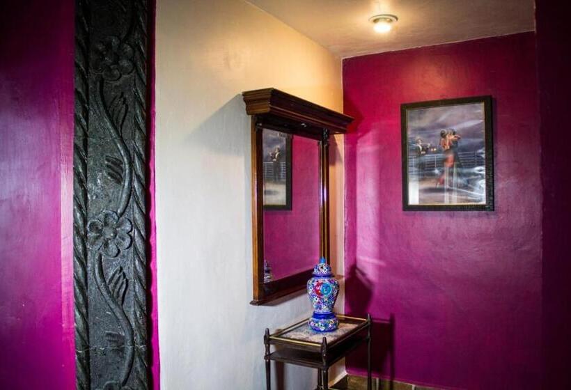 هتل Solache Inn