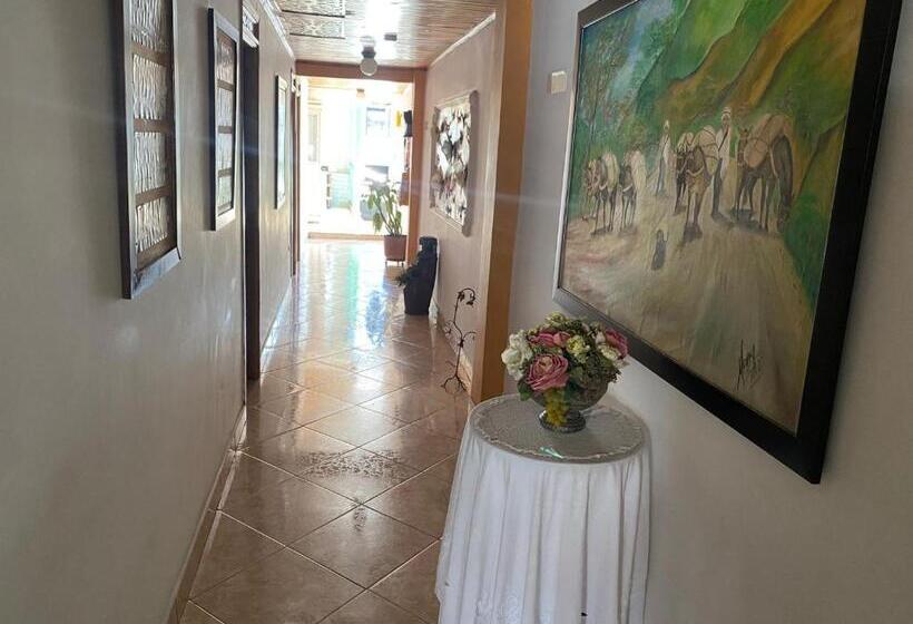 هتل Brisas Del Café