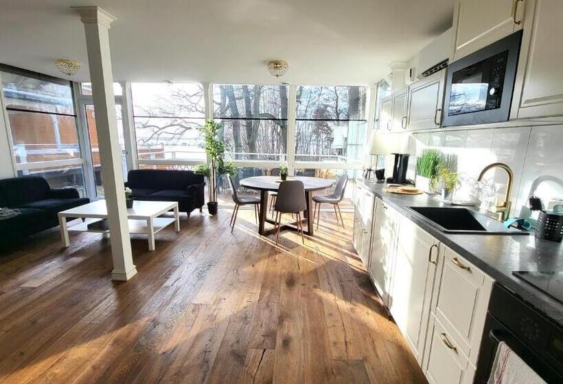 پانسیون Beautiful Lakefront House