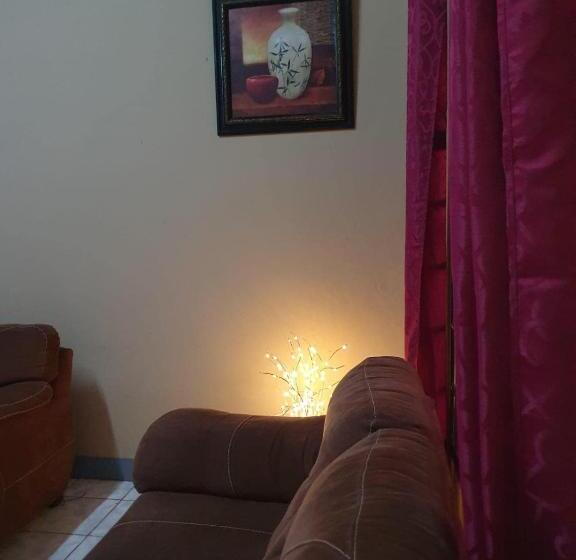 پانسیون Ixoras Guest House