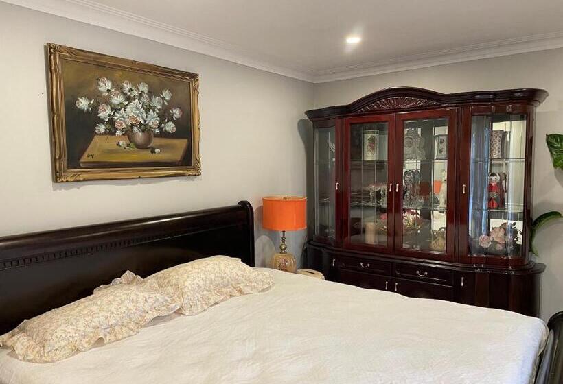 تختخواب و صبحانه Bright Room In A Castle