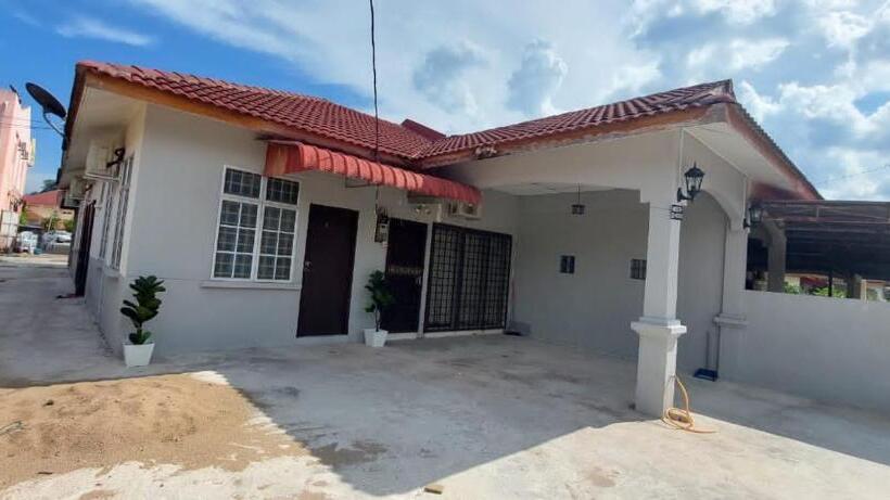 هتل کپسول Sobey Laris Roomstay Iman Gmb