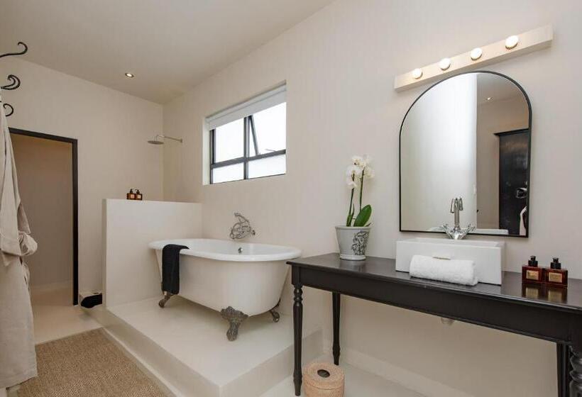 هتل The Ivory Haus