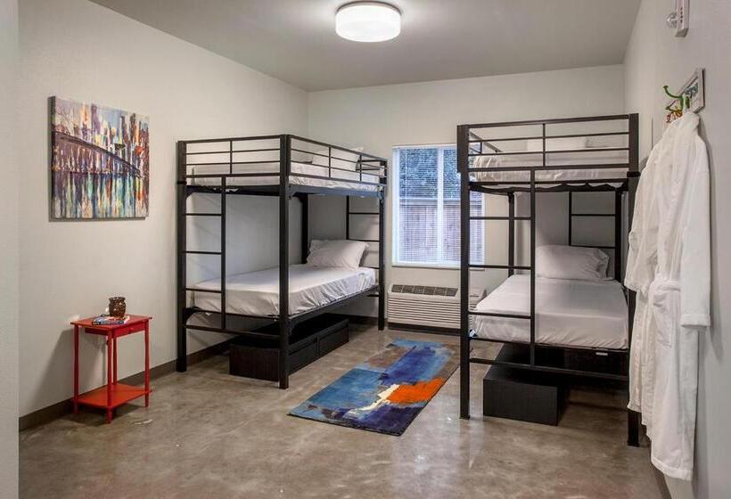 Hostel 512