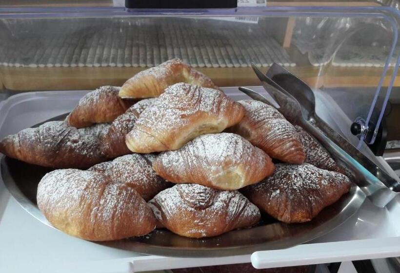 فندق Atene Albergo Riccione