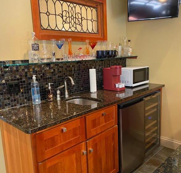 پانسیون Luxury Bachelor By Halifax Waterfront  Hot Tub