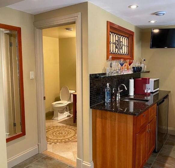 پانسیون Luxury Bachelor By Halifax Waterfront  Hot Tub