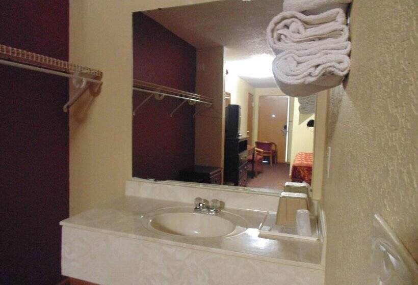 בית מלון כפרי First Western Inn   Fairmont City