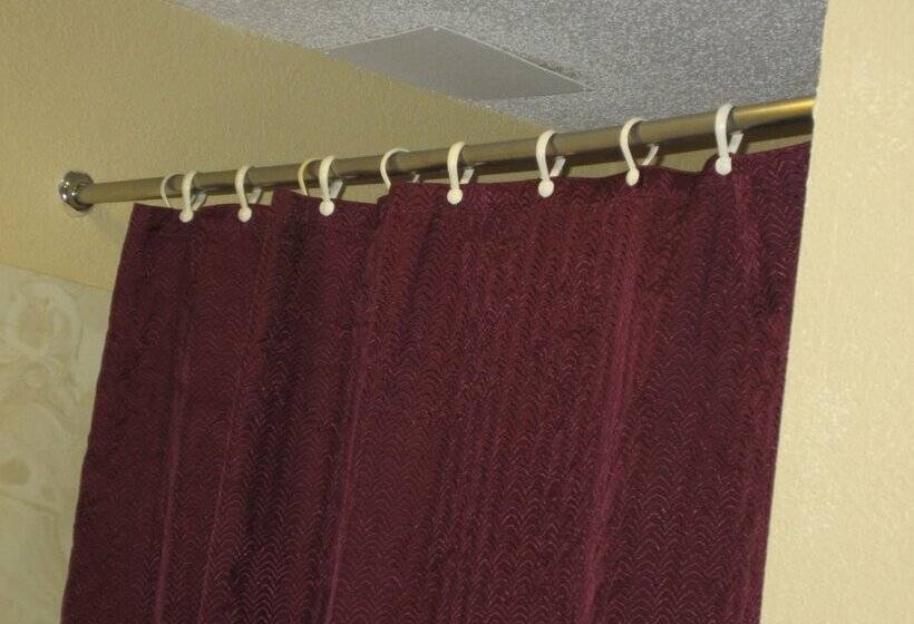 בית מלון כפרי First Western Inn   Fairmont City