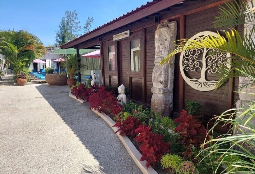 هتل Kura Kura Beach Resort