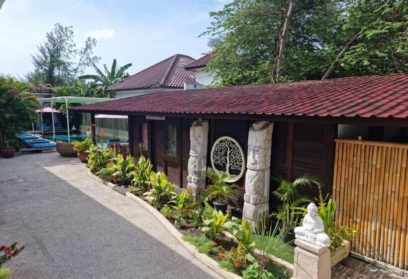 هتل Kura Kura Beach Resort