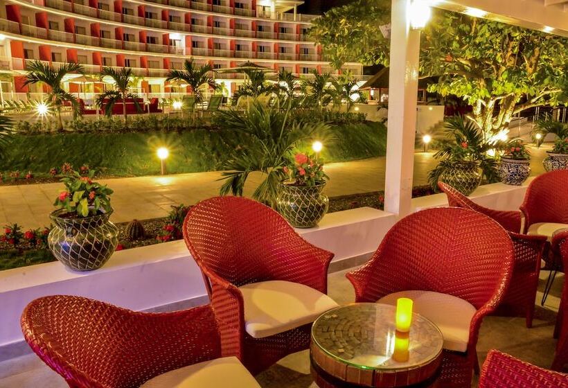 هتل Grand Decameron Cornwall Beach, A Trademark All Inclusive Resort