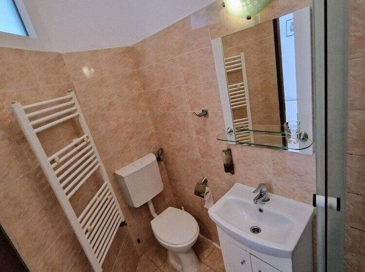 بنسيون Main Square Apartments & More