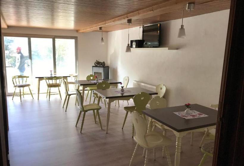 住宿加早餐  La Irmania Pension
