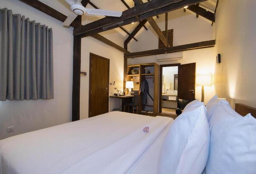 تختخواب و صبحانه Enkosa 4 Bedroom Wooden Luxury House