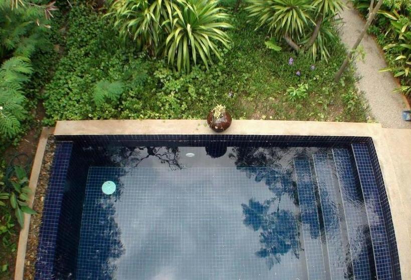 تختخواب و صبحانه Enkosa 4 Bedroom Wooden Luxury House