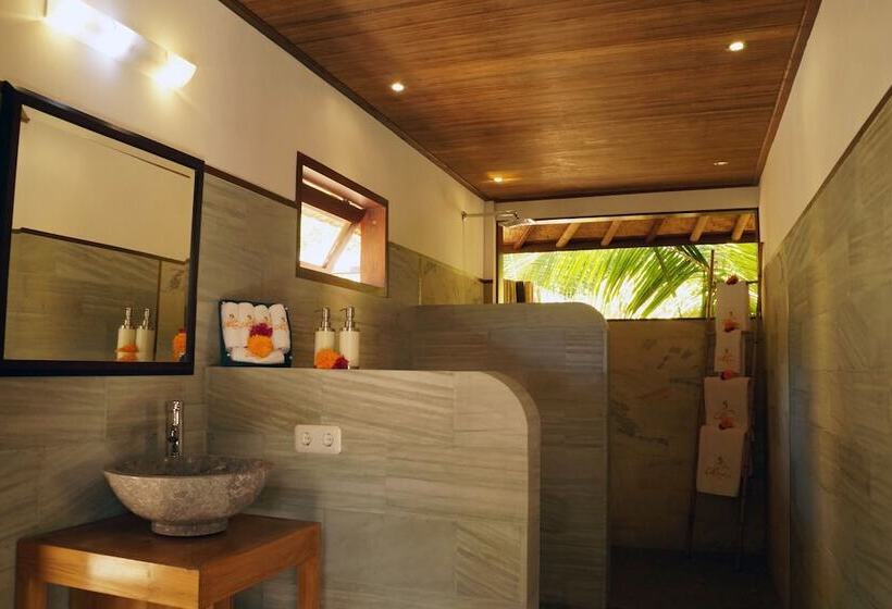Cili Emas Oceanside Resort