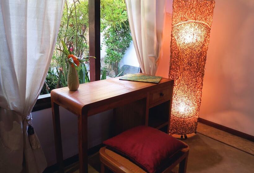 Cili Emas Oceanside Resort