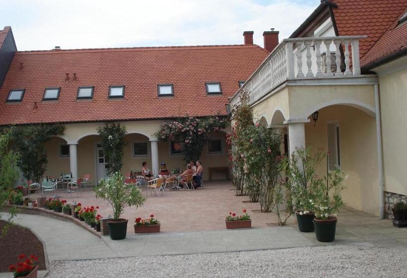 فندق Bakony Panzió