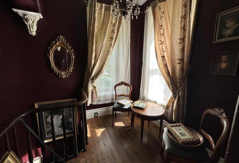 پانسیون The Red Star D