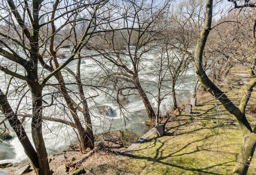 Cozy Niagara Falls Cottage W/ Gas Grill + Patio!