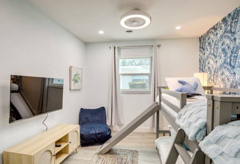 Largo Escape W/ Heated Pool & Lanai Oasis!