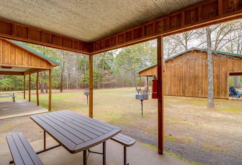 0.5 Mi To Lake: Patio At Heber Springs Cabin!