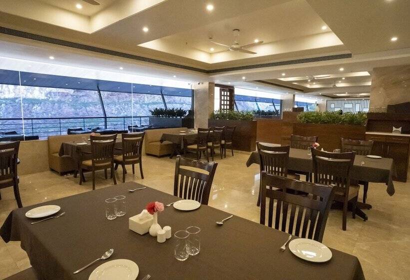فندق Ananth The Grand