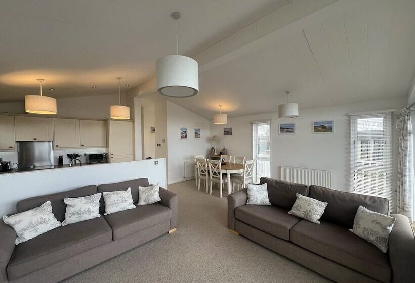 בית מלון כפרי Remarkable 3 Bed Lodge In Honiton
