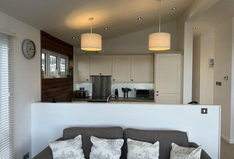 בית מלון כפרי Remarkable 3 Bed Lodge In Honiton