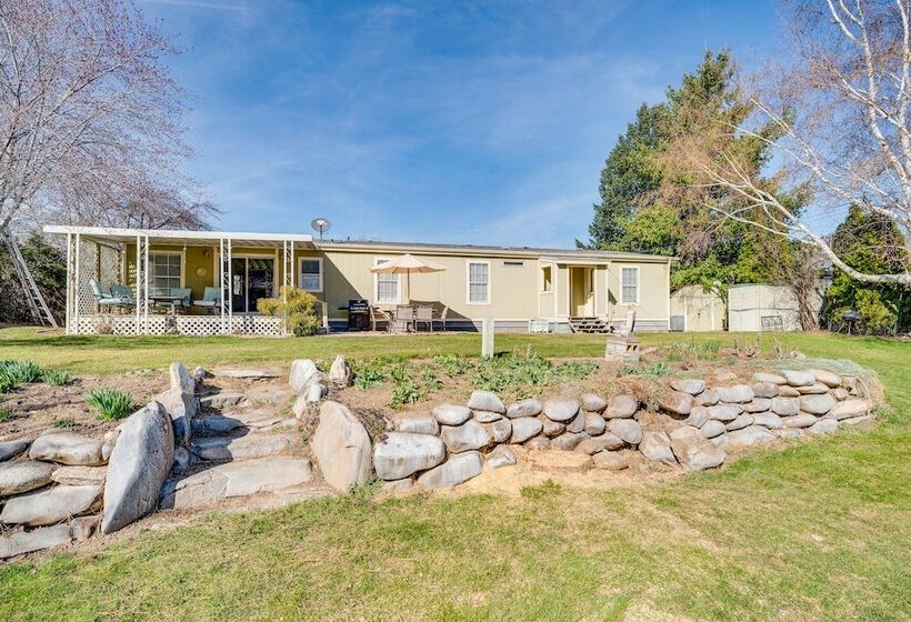 Idyllic Rock Island Home W/ Columbia River Views