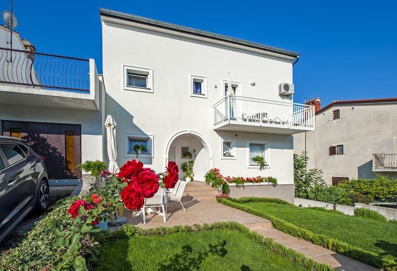 بنسيون Apartments And Room Marko