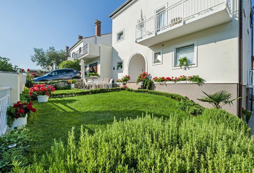 بنسيون Apartments And Room Marko