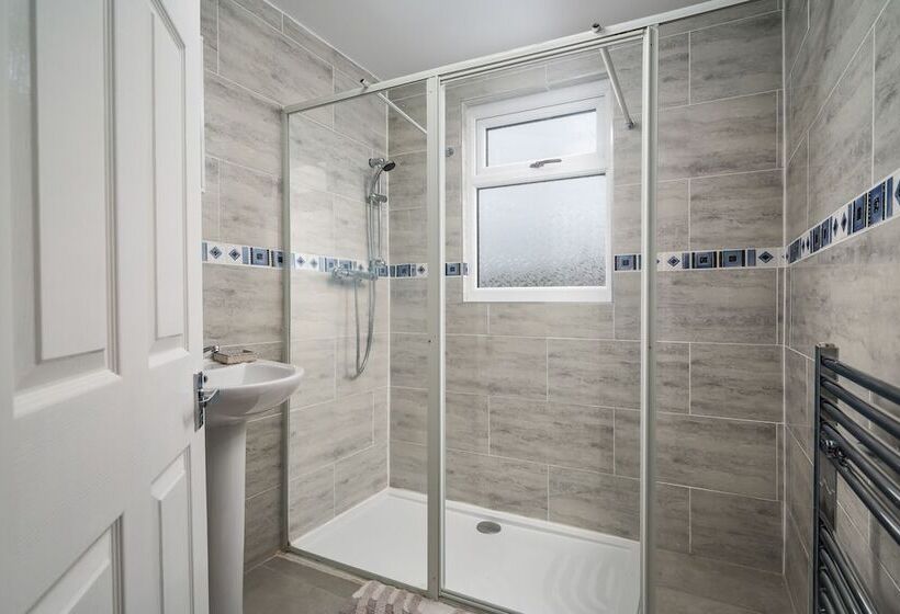 住所  Immaculate 5 Bed House In Leeds