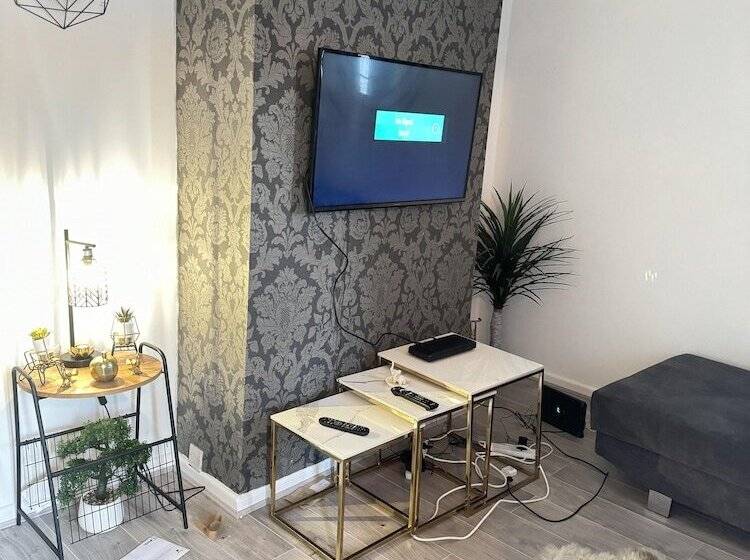إقامة Leeds   3 Bedrooms   1bathroom   Parking   Wifi